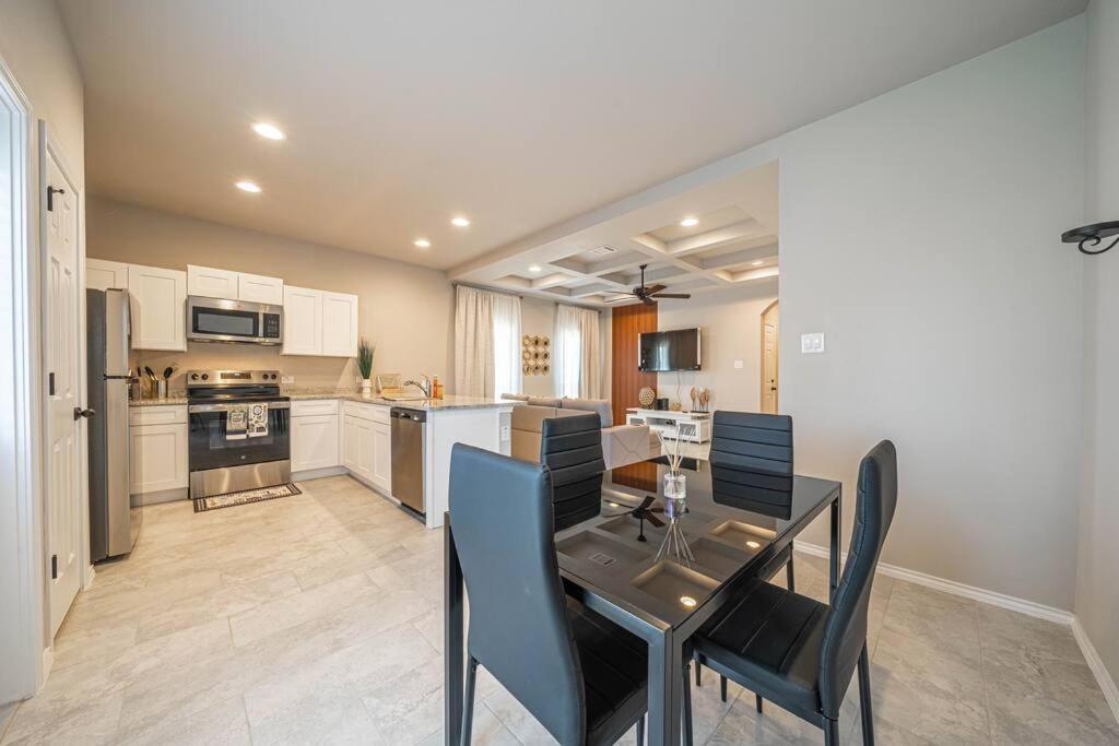 Gorgeous, Brand New 3 Bedrooms Home- Built 2024, Near Seaworld & Lackland Afb San Antonio Zewnętrze zdjęcie