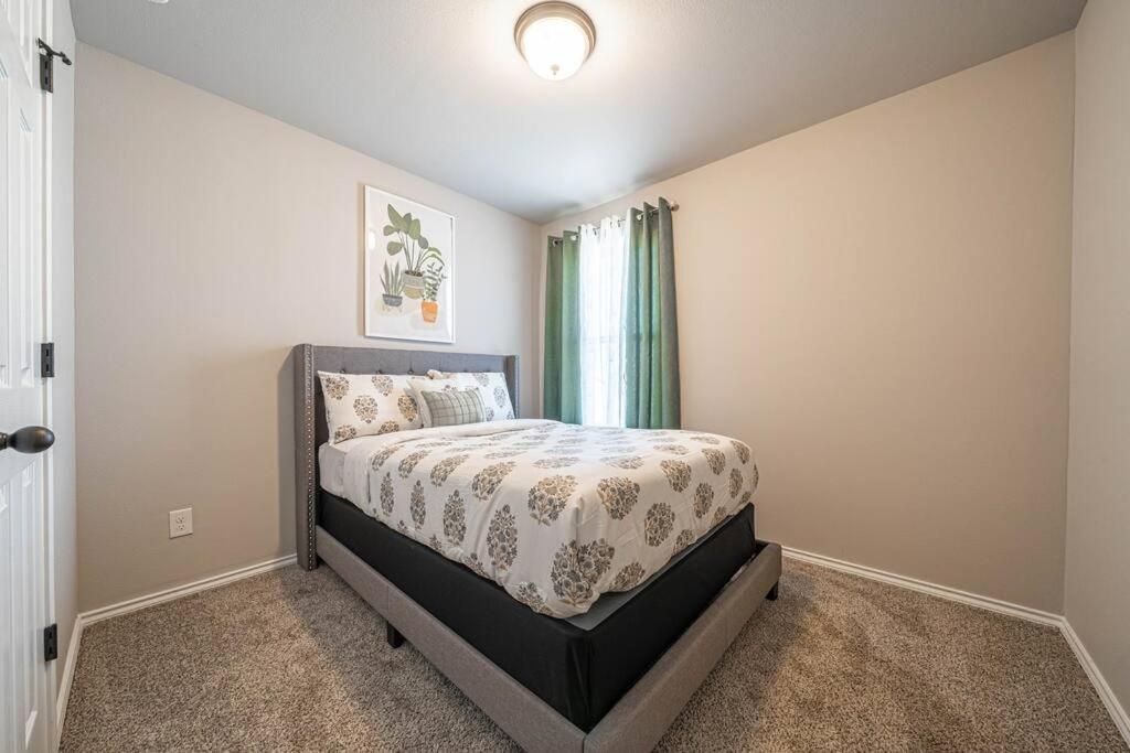 Gorgeous, Brand New 3 Bedrooms Home- Built 2024, Near Seaworld & Lackland Afb San Antonio Zewnętrze zdjęcie