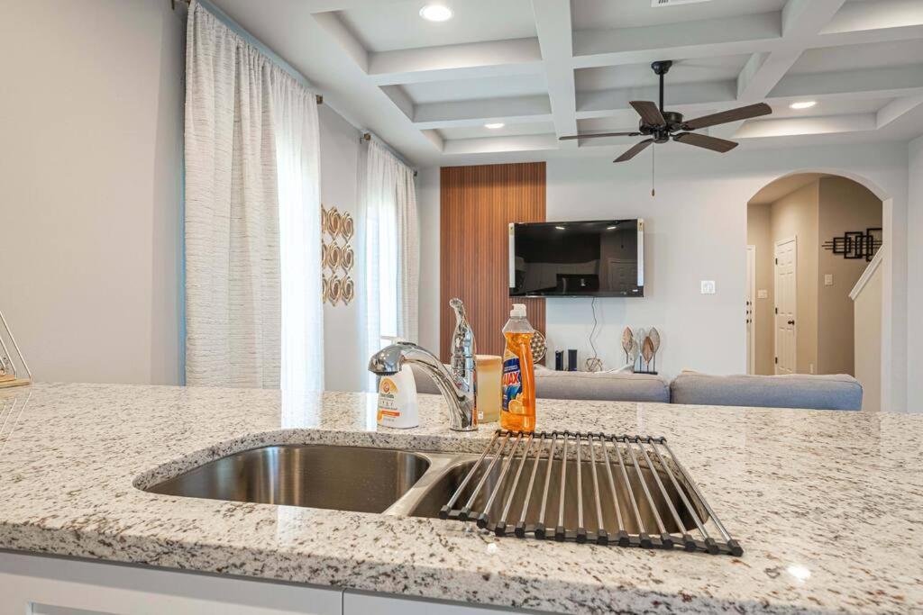 Gorgeous, Brand New 3 Bedrooms Home- Built 2024, Near Seaworld & Lackland Afb San Antonio Zewnętrze zdjęcie