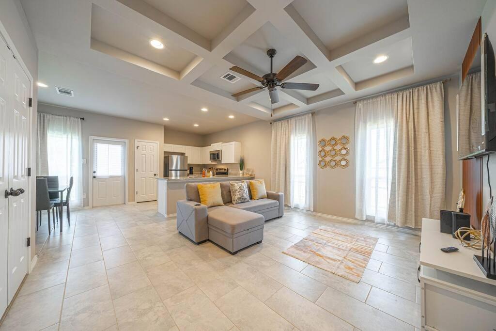 Gorgeous, Brand New 3 Bedrooms Home- Built 2024, Near Seaworld & Lackland Afb San Antonio Zewnętrze zdjęcie