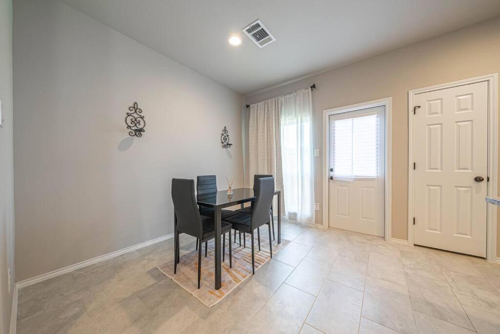 Gorgeous, Brand New 3 Bedrooms Home- Built 2024, Near Seaworld & Lackland Afb San Antonio Zewnętrze zdjęcie